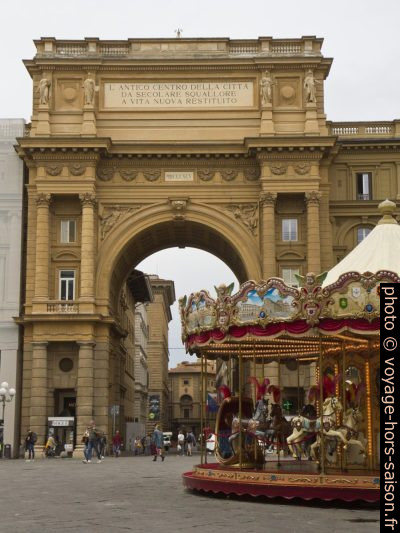 L'arc de la Piazza della Repubblica. Photo © Alex Medwedeff