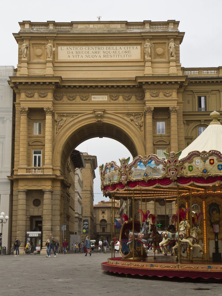 L'arc de la Piazza della Repubblica. Photo © Alex Medwedeff