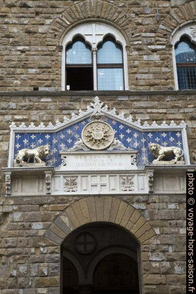 Décor de la porte principale du Palazzo Vecchio de Florence. Photo © Alex Medwedeff