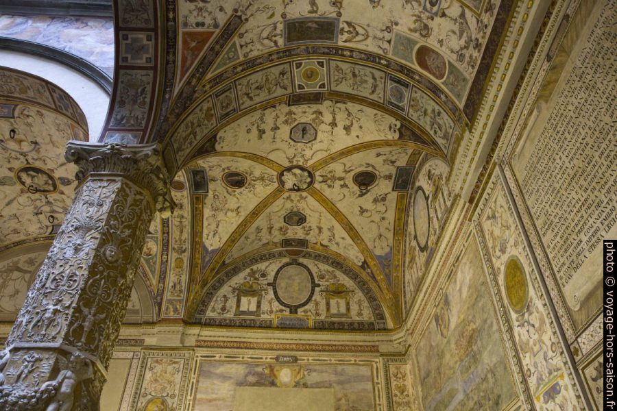 Voûtes décorées du Cortile di Michelozzo du Palazzo Vecchio de Florence. Photo © Alex Medwedeff