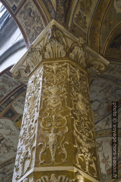 Colonne décorée du Cortile di Michelozzo du Palazzo Vecchio de Florence. Photo © Alex Medwedeff