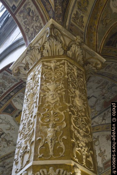 Colonne décorée du Cortile di Michelozzo du Palazzo Vecchio de Florence. Photo © Alex Medwedeff