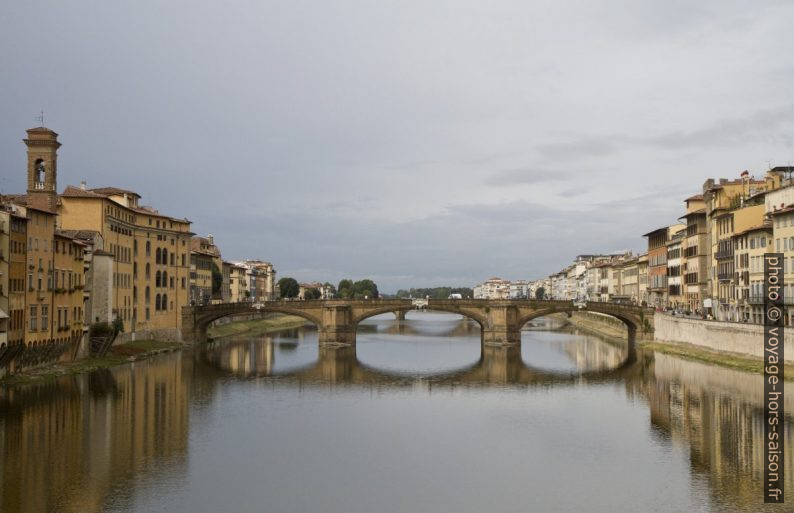 Ponte Santa Trinita en aval du Ponte Vecchio. Photo © Alex Medwedeff