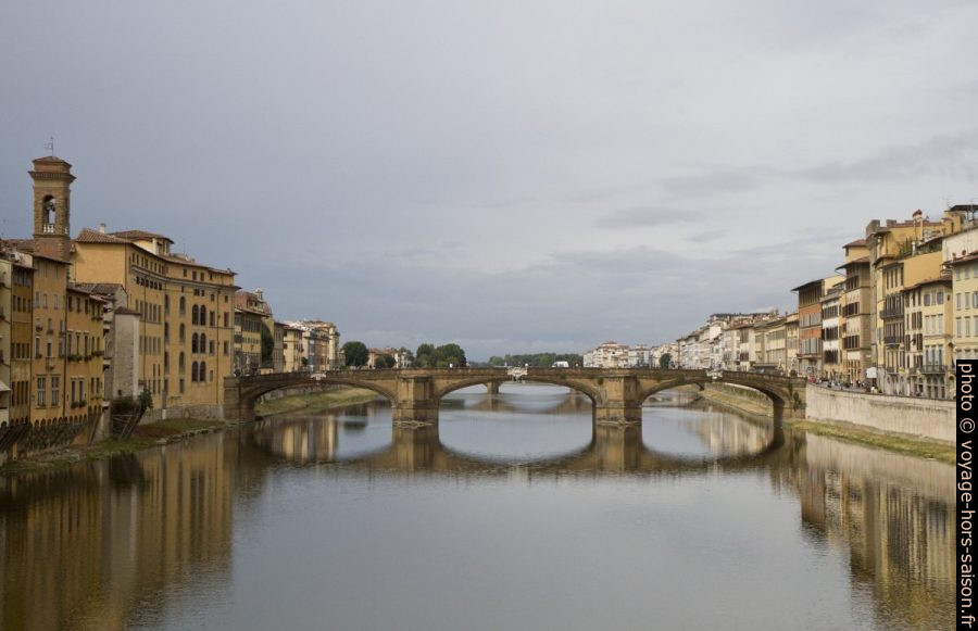 Ponte Santa Trinita en aval du Ponte Vecchio. Photo © Alex Medwedeff
