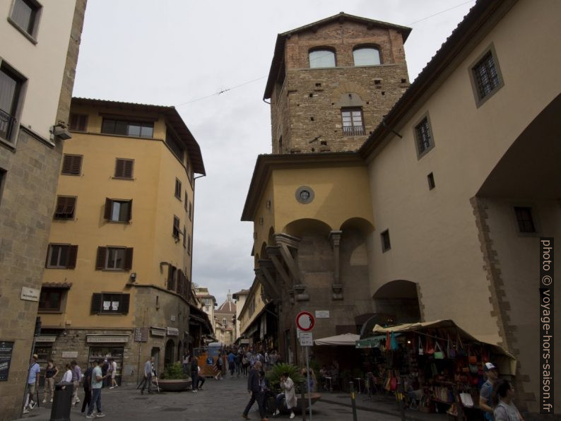 Vue sur la ruelle du Ponte Vecchio du sud vers le nord. Photo © André M. Winter