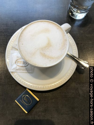 Capuccino pris au Café Gilli à Florence. Photo © Alex Medwedeff