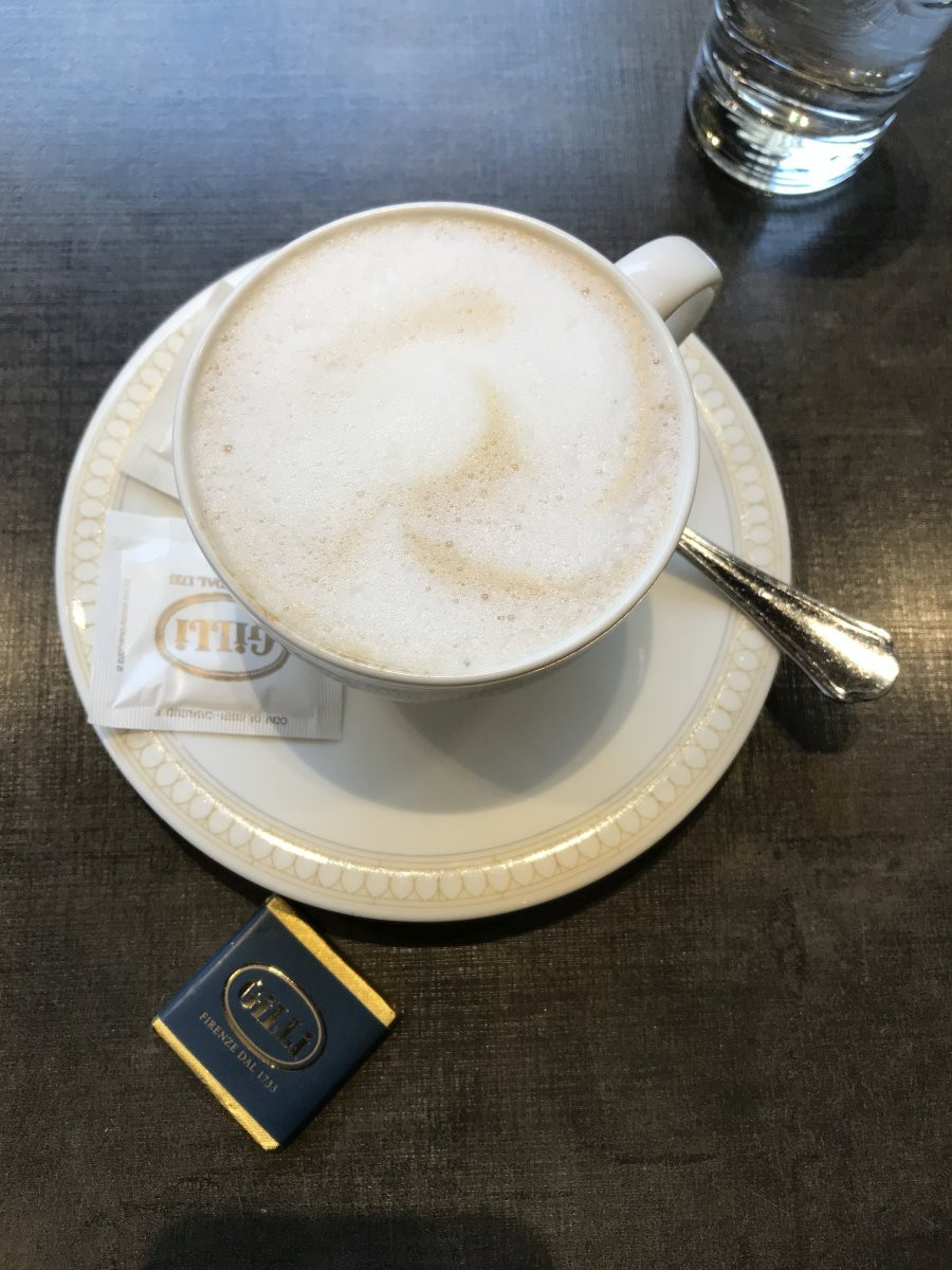Capuccino pris au Café Gilli à Florence. Photo © Alex Medwedeff