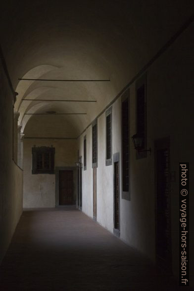 Un couloir du cloître de la Basilique San Lorenzo de Florence. Photo © Alex Medwedeff
