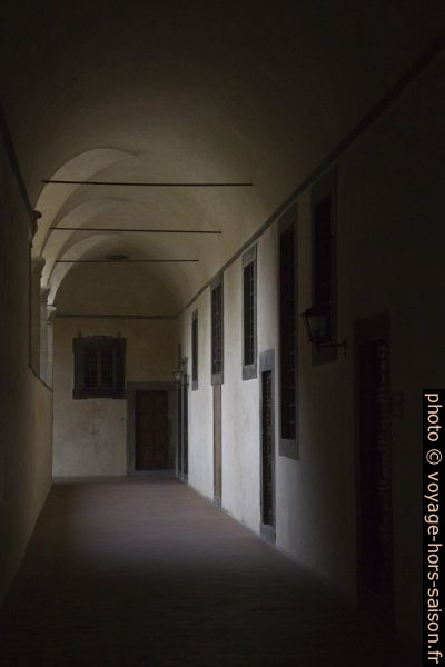 Un couloir du cloître de la Basilique San Lorenzo de Florence. Photo © Alex Medwedeff