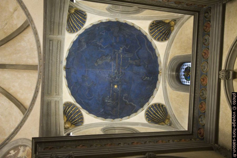 Coupole avec fresque céleste Cielo del Luglio 1442 de la Sagrestia Vecchia. Photo © André M. Winter