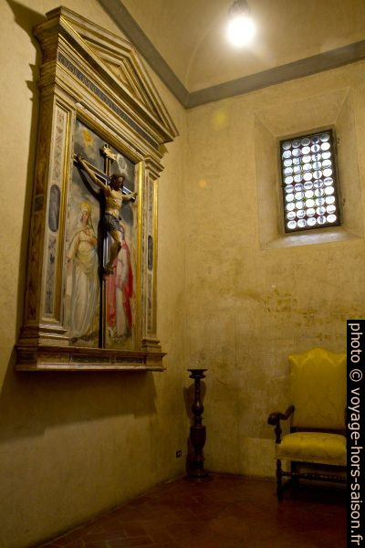 Un crucifix sur un tableau dans la Basilique San Lorenzo de Florence. Photo © Alex Medwedeff
