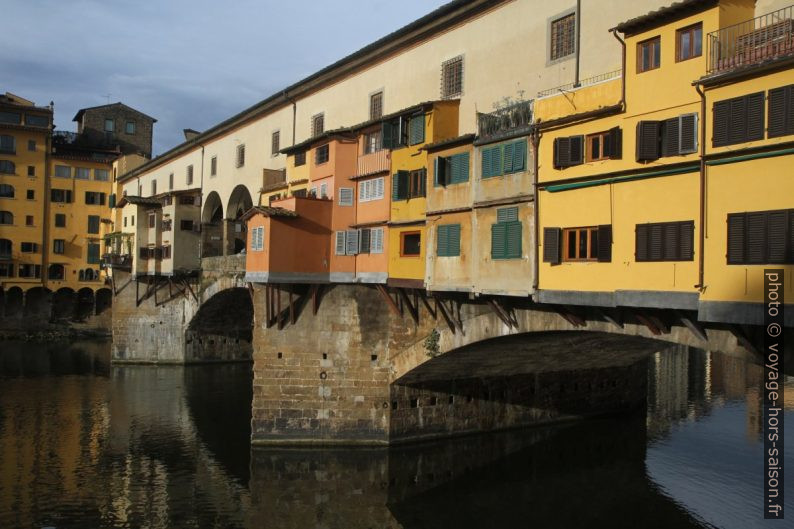 Échoppes accolées au Ponte Vecchio de Florence. Photo © Alex Medwedeff