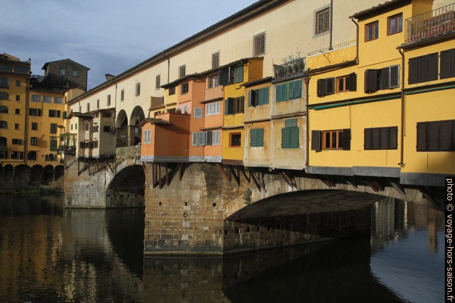 Échoppes accolées au Ponte Vecchio de Florence. Photo © Alex Medwedeff