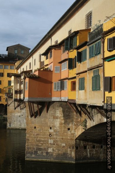 Échoppes accolées au Ponte Vecchio de Florence. Photo © Alex Medwedeff