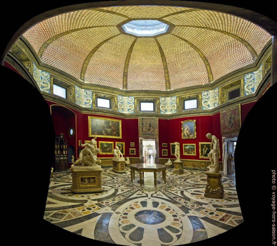 La salle octogonale la Tribuna degli Uffizi. Photo © André M. Winter