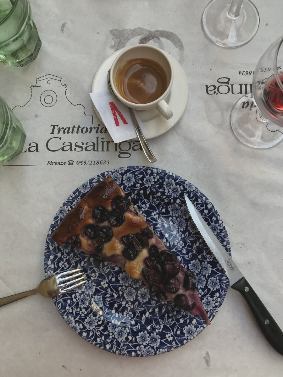 Schiacciata con l'uva e expresso. Photo © Alex Medwedeff