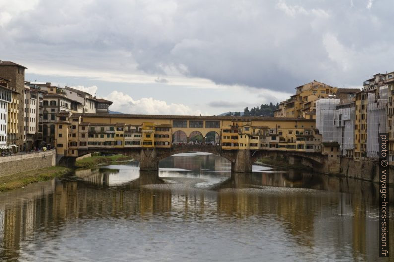 Le Ponte Vecchio vu du Ponte Santa Trinita. Photo © Alex Medwedeff