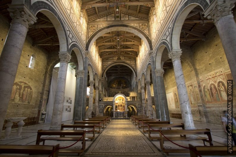 La nef de la Basilique San Miniato al Monte. Photo © André M. Winter