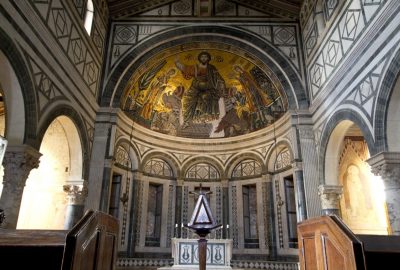 Christ pantocrator en mosaïque de l'abside dans la Basilique San Miniato al Monte. Photo © André M. Winter