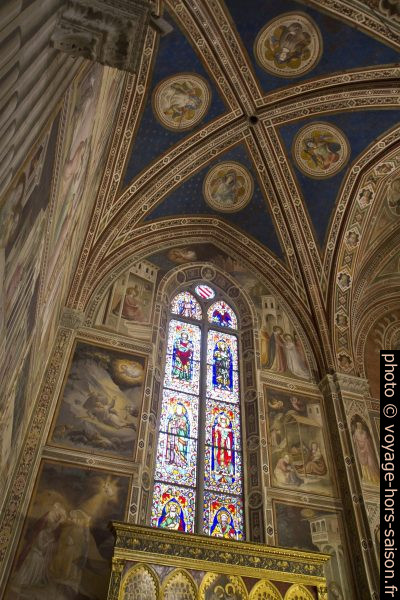 Vitrail et voûtes de la Cappella Baroncelli de l'église Santa Croce de Florence. Photo © Alex Medwedeff