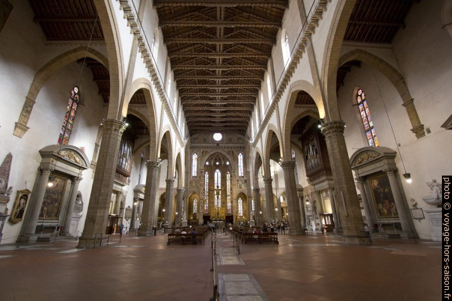Colonnes et toit de la nef de la Basilica di Santa Croce. Photo © André M. Winter
