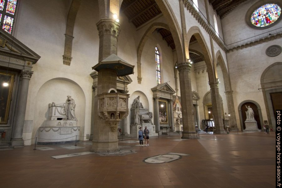 Chaire et tombes de l'église Santa Croce de Florence. Photo © André M. Winter