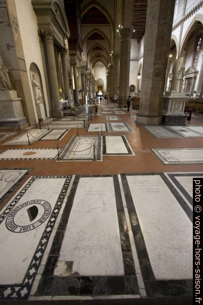 Plaques funèbres dans le sol de la Basilica di Santa Croce. Photo © André M. Winter