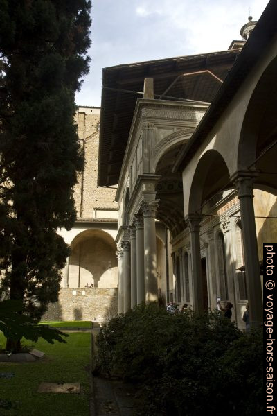 Parvis de la Cappella Pazzi dans le cloître de Santa Croce. Photo © Alex Medwedeff