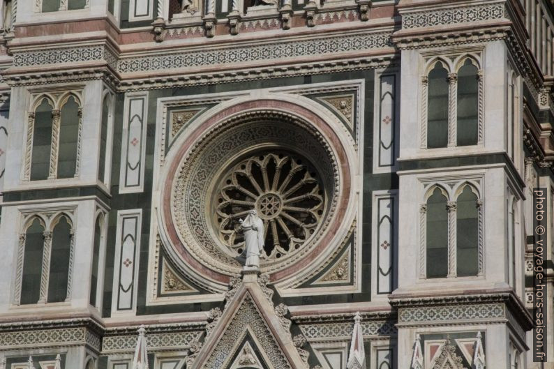 La rosette droite de la façade principale de la cathédrale de Florence. Photo © André M. Winter