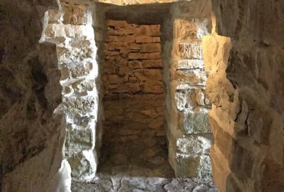 Une des quatre chambres avec vestibule du Tumulus étrusque de Montecalvario. Photo © Alex Medwedeff