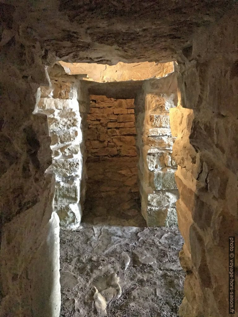 Une des quatre chambres avec vestibule du Tumulus étrusque de Montecalvario. Photo © Alex Medwedeff