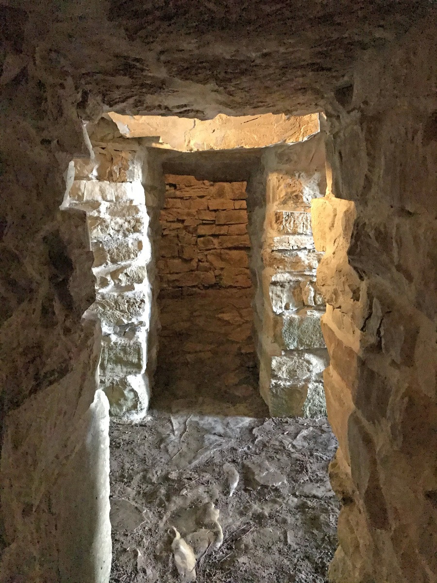 Une des quatre chambres avec vestibule du Tumulus étrusque de Montecalvario. Photo © Alex Medwedeff