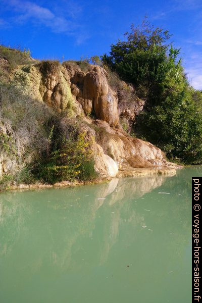 Tuf au bord du bassin haut de Bagno Vignoni. Photo © André M. Winter