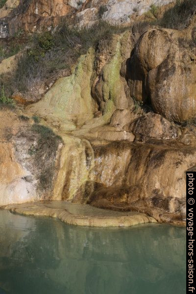 Tuf au bord du bassin haut de Bagno Vignoni. Photo © Alex Medwedeff