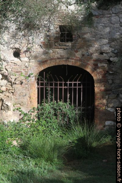 Accès condamné à un des moulins dans la cascade de Bagno Vignoni. Photo © Alex Medwedeff