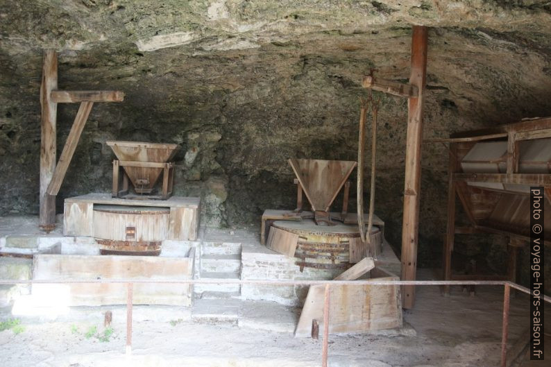 Moulins horizontaux des une galerie sous Bagno Vignoni. Photo © André M. Winter