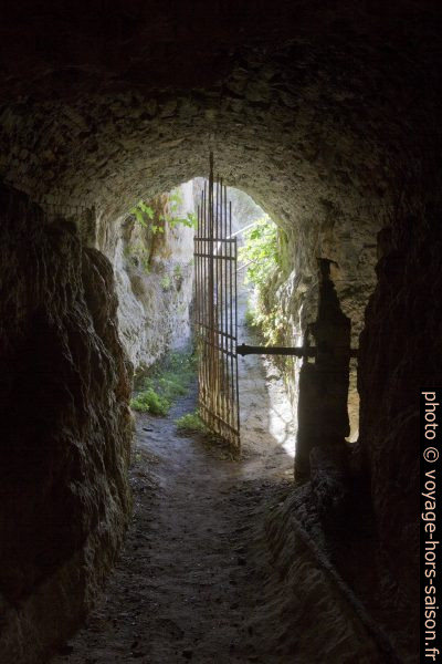 Sortie d'un des moulins dans la cascade de Bagno Vignoni. Photo © Alex Medwedeff