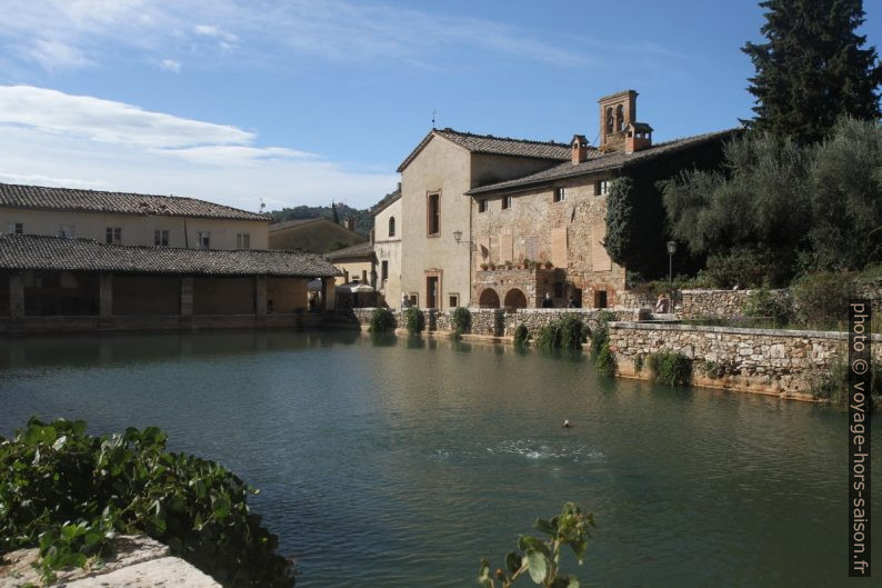 Bassin de la source chaude de Bagno Vignoni. Photo © Alex Medwedeff