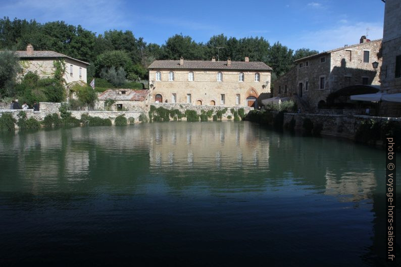 Bassin de la source chaude de Bagno Vignoni. Photo © Alex Medwedeff