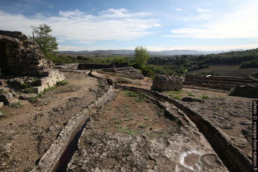 Conduites à ciel ouvert de l'eau thermale vers les basins des moulins de Bagno Vignoni. Photo © André M. Winter