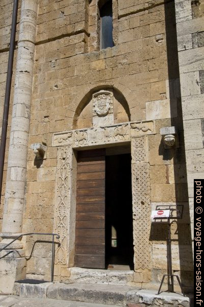 Porte principale de l'église abbatiale de Sant'Antimo. Photo © André M. Winter