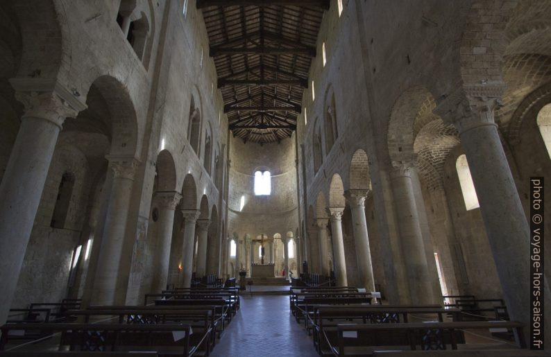 Nef de l'église abbatiale de Sant'Antimo. Photo © André M. Winter