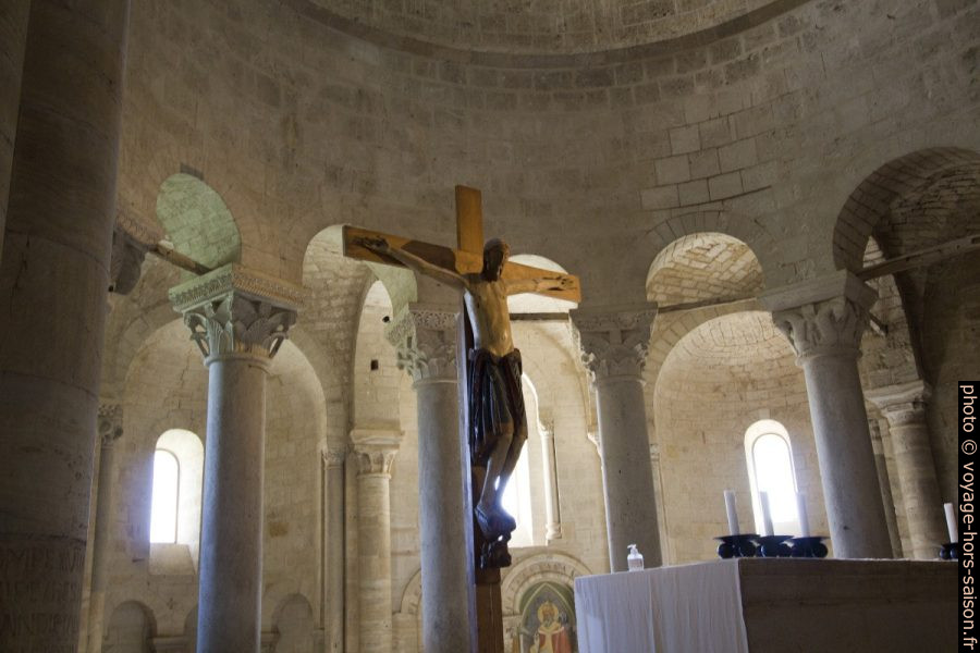 Crucifix dans le chœur de l'église abbatiale de Sant'Antimo. Photo © André M. Winter