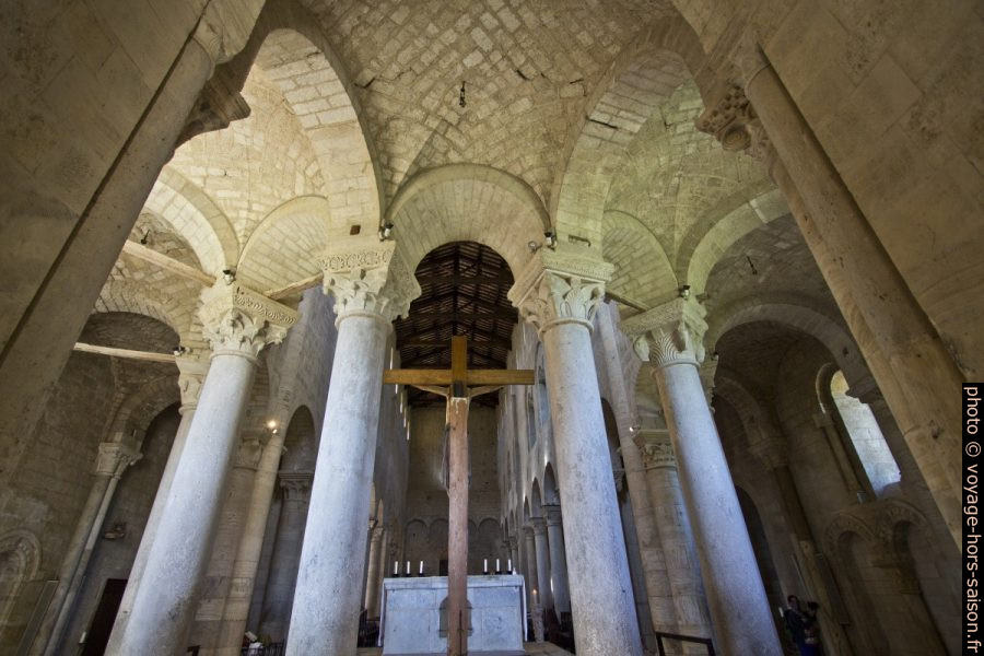 Voûtes du déambulatoire de l'église abbatiale de Sant'Antimo. Photo © André M. Winter