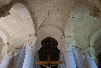 Voûtes du déambulatoire de l'église abbatiale de Sant'Antimo. Photo © André M. Winter