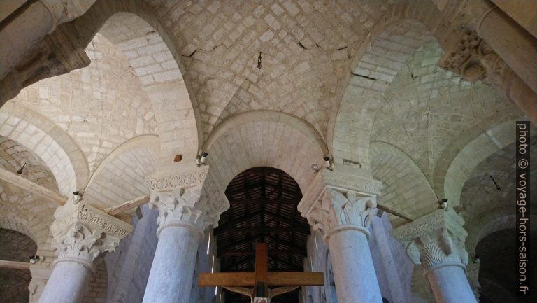 Voûtes du déambulatoire de l'église abbatiale de Sant'Antimo. Photo © André M. Winter