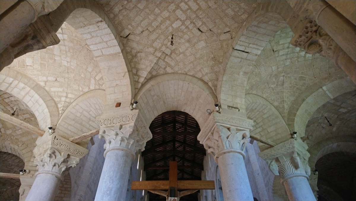 Voûtes du déambulatoire de l'église abbatiale de Sant'Antimo. Photo © André M. Winter
