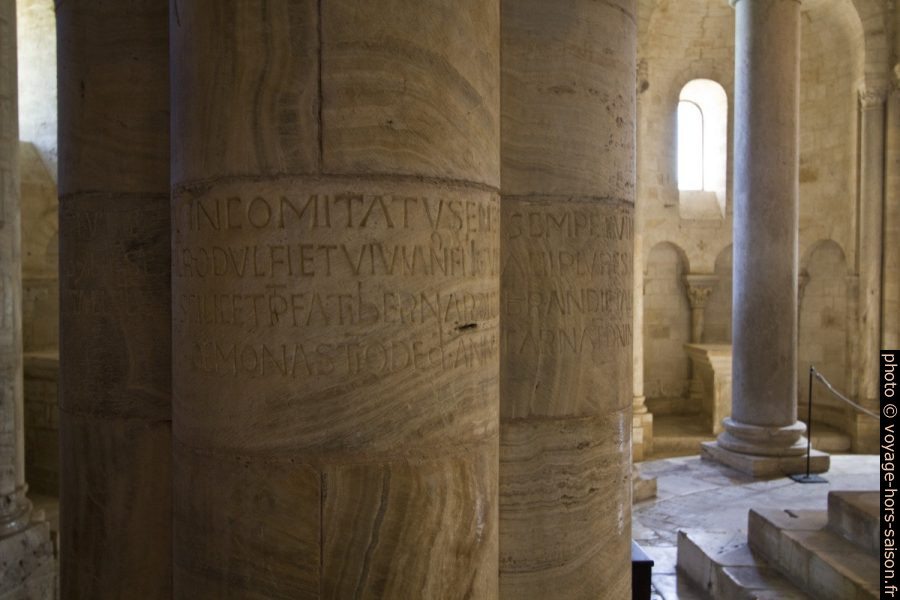 Colonnes gravés de textes latins dans le chœur l'église abbatiale de Sant'Antimo. Photo © André M. Winter