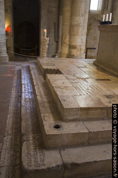 Textes latins gravés sur les marches de l'autel de l'église abbatiale de Sant'Antimo. Photo © André M. Winter