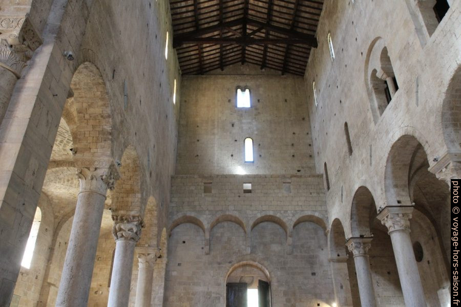 Nartex de l'église abbatiale de Sant'Antimo. Photo © Alex Medwedeff